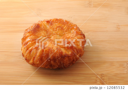 まな板にのせた クイニーアマン kouign amann フランスのお菓子 まな板にのせた クイニーアマン kouign amann フランスのお菓子 12085532