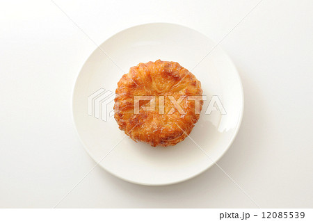 お皿にのせた クイニーアマン kouign amann フランスのお菓子 白背景 12085539