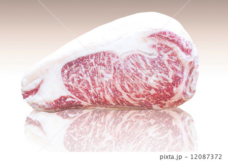Kamui Wagyu beef fat, high quality marble Strip Lloyd reflected on the ground. 12087372