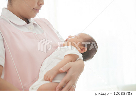 生後一ヶ月の赤ちゃん　だっこ 12088708