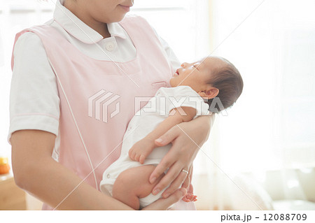 生後一ヶ月の赤ちゃん だっこ 生後一ヶ月の赤ちゃん だっこ 12088709