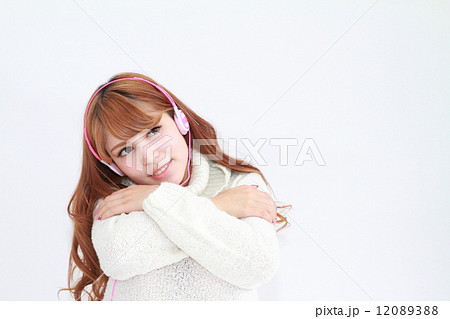 ヘッドフォンで音楽を聴くハーフ美女 ヘッドフォンで音楽を聴くハーフ美女 12089388
