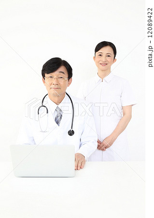 医療イメージ（医師と看護師） 12089422