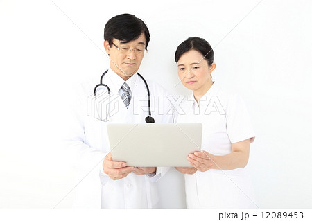 パソコンを見る医師と看護師 12089453