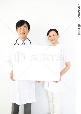 ホワイトボードを持つ医師と看護師 12089567