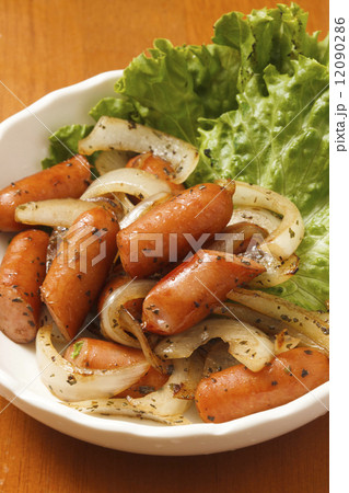 ソーセージと玉ねぎのバジル炒め 12090286