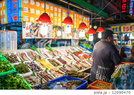 台湾【高雄市の六合夜市】 12090470