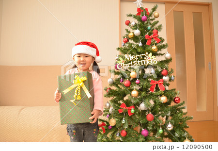 クリスマスプレゼントを持つ女の子 クリスマスプレゼントを持つ女の子 12090500