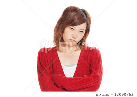 真っ赤なカーディガンを着た可愛らしい女の子 12090762
