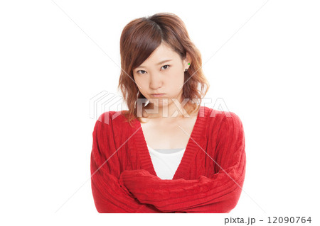 真っ赤なカーディガンを着た可愛らしい女の子 12090764