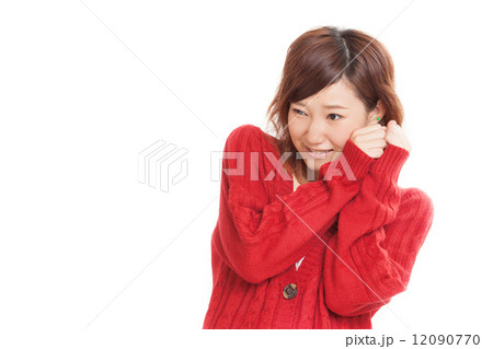 真っ赤なカーディガンを着た可愛らしい女の子 12090770