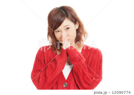 真っ赤なカーディガンを着た可愛らしい女の子 12090774