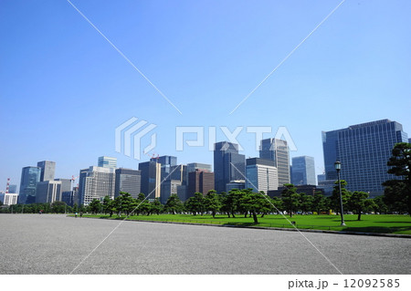 9月都市の風景・街並み501皇居前の超高層ビル群 12092585