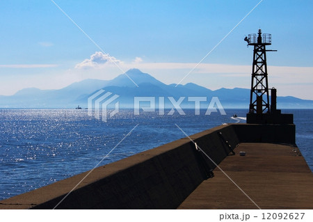 靄につつまれた雲仙の風景 12092627