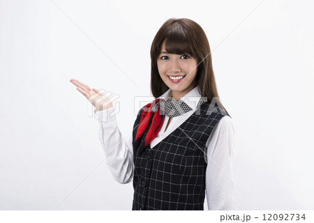 手で案内をするビジネスウーマン 12092734