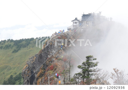 白雲湧く石鎚山 白雲湧く石鎚山 12092936