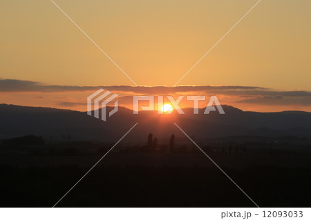 美瑛の夕日 12093033
