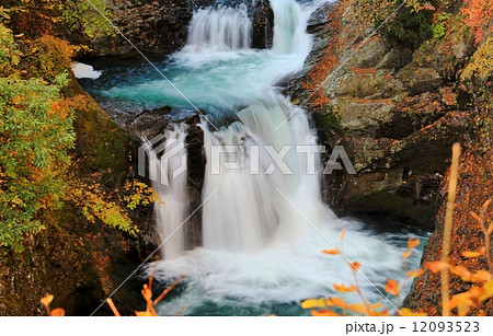 過ぎゆく秋の渓谷 12093523
