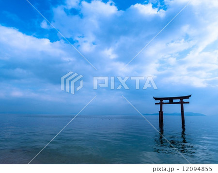 琵琶湖に建つ白髭神社の大鳥居 12094855