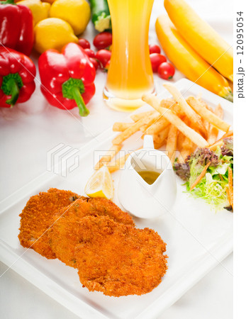 classic Milanese veal cutlets and vegetables 12095054