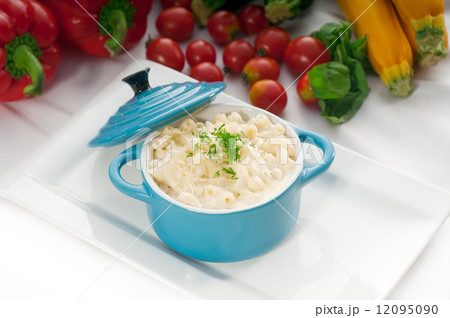 mac and cheese on a blue little clay pot 12095090