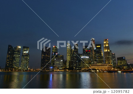 シンガポールマリナベイウォーターフロントの夕景 12095782