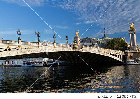 アレクサンドル3世橋 フランス パリ の写真素材