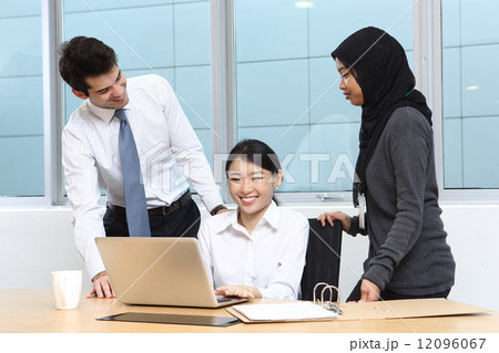 3人のアジア人ビジネスマン 12096067