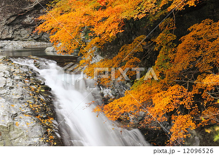 みたらい渓谷 滝と紅葉の写真素材