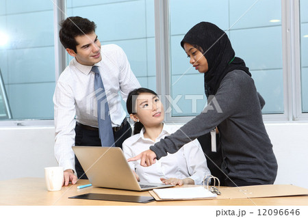 3人のアジア人ビジネスマン 3人のアジア人ビジネスマン 12096646