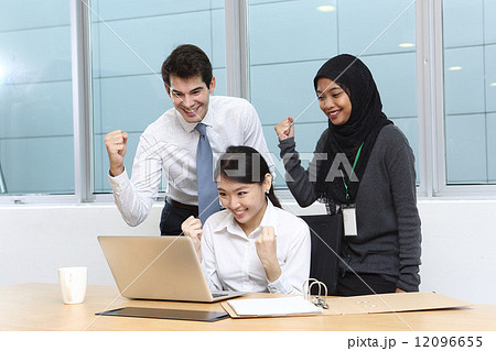 ガッツポーズをする3人のアジア人ビジネスマン 12096655