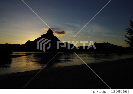 ボラボラ島 オテマヌ山の夕焼け ボラボラ島 オテマヌ山の夕焼け 12096662