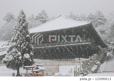 雪景色　東大寺二月堂 12096813