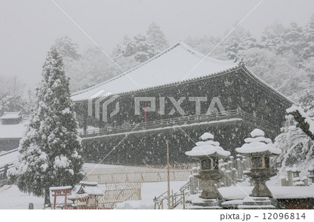 雪景色 東大寺二月堂 雪景色 東大寺二月堂 12096814