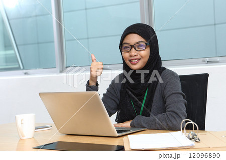 仕事中のマレー女性 12096890