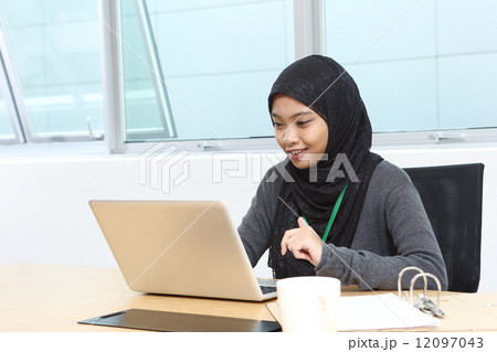 仕事中のマレー女性 仕事中のマレー女性 12097043