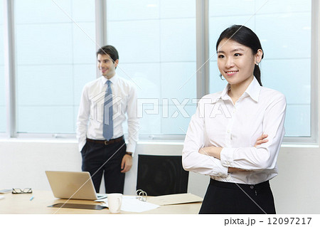 ２人のアジア人ビジネスマン 12097217