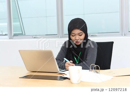 仕事中のマレー女性 12097218