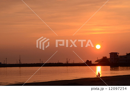出雲　稲佐の浜　夕日 12097254
