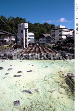 昼の草津温泉湯畑 12097507