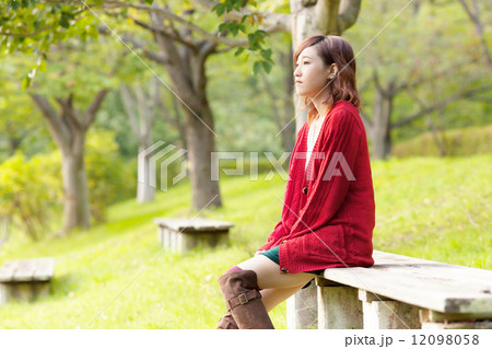 公園で寛ぐ若い女の子 12098058