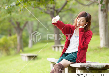 公園で寛ぐ若い女の子 12098119