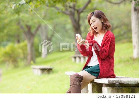 公園で寛ぐ若い女の子 12098121