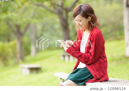 公園で寛ぐ若い女の子 12098124