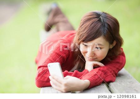 公園で寛ぐ若い女の子 公園で寛ぐ若い女の子 12098161