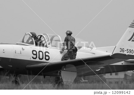 航空自衛官とＴ－７ 12099142