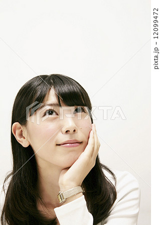 上を見上げる女性 12099472