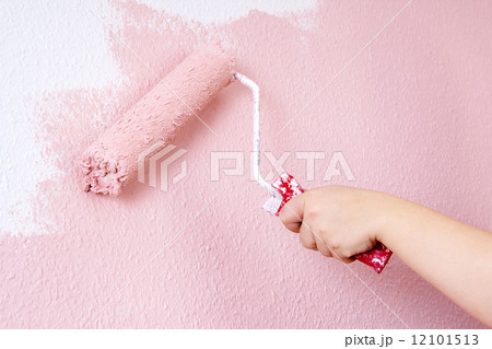 painting a wall in pink 12101513