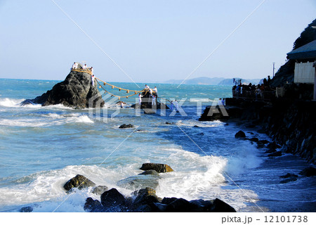 夫婦岩の大注連縄張神事 12101738