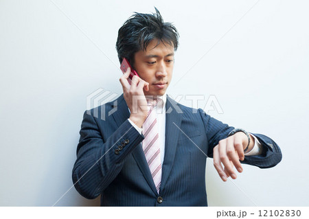 時計を気にする男性 時計を気にする男性 12102830